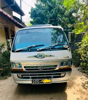 Toyota Dolphin 1996 Van (Used)