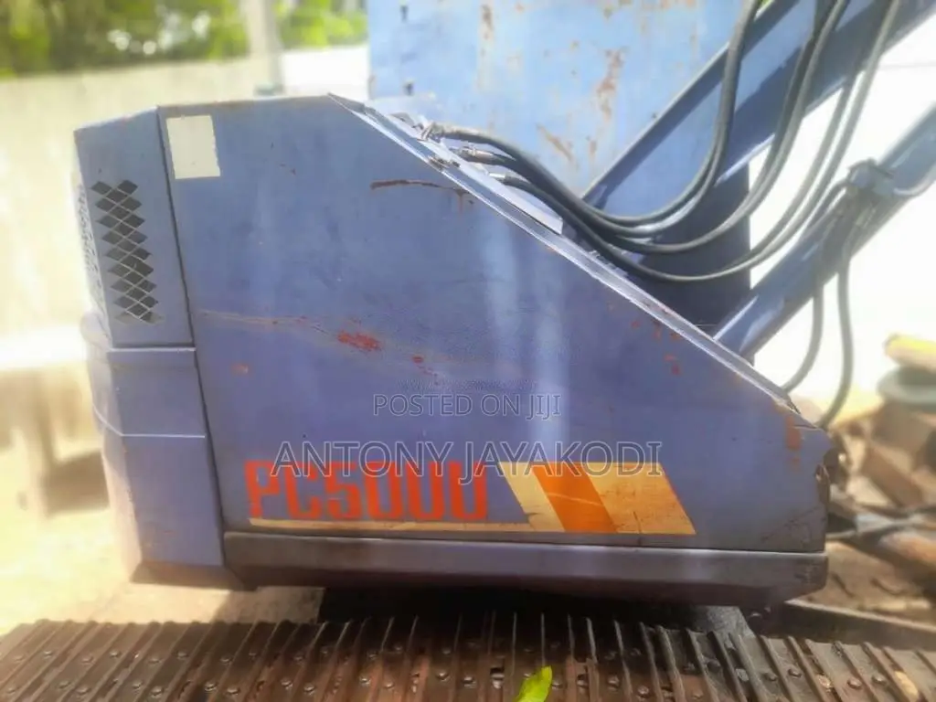 Komatsu Excavator 1995 Heavy-Duty (Used)