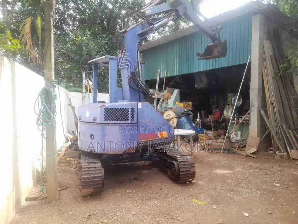 Komatsu Excavator 1995 Heavy-Duty (Used)