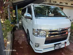 Toyota GDH 201 2018 Van (Used)