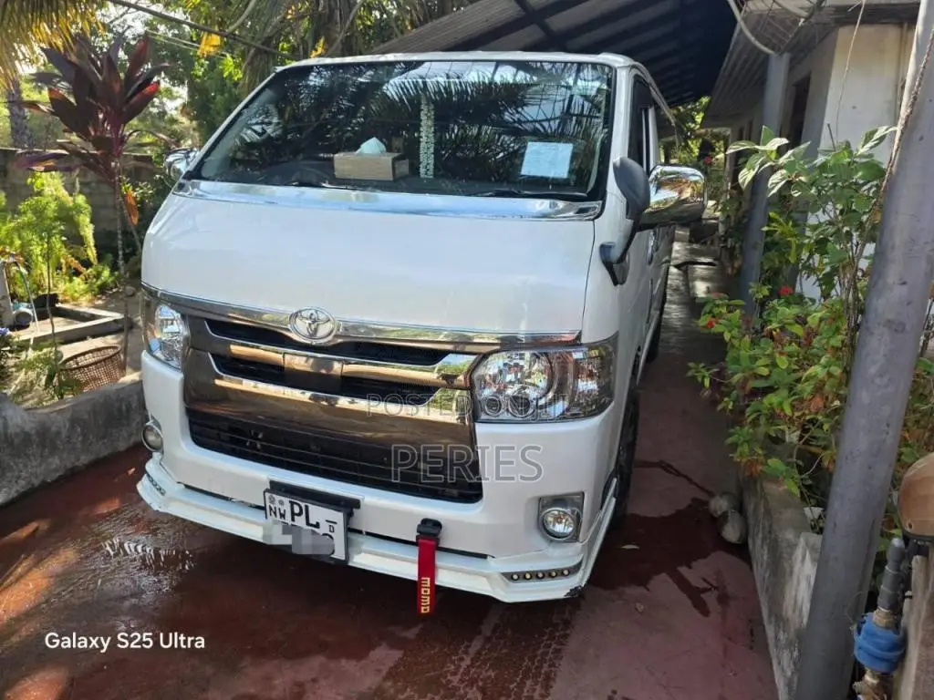 Toyota GDH 201 2018 Van (Used)