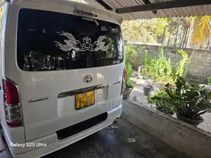 Toyota GDH 201 2018 Van (Used)