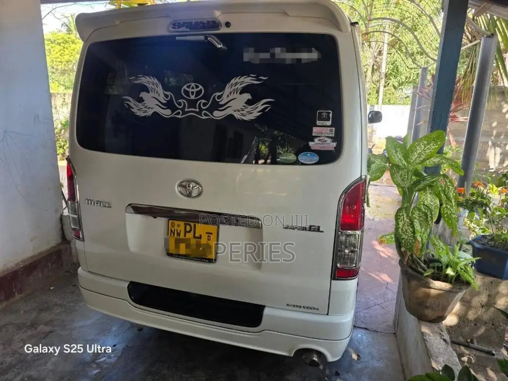 Toyota GDH 201 2018 Van (Used)
