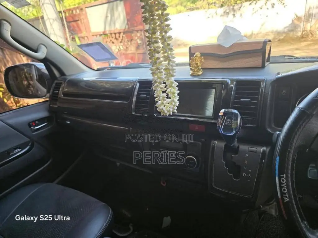 Toyota GDH 201 2018 Van (Used)