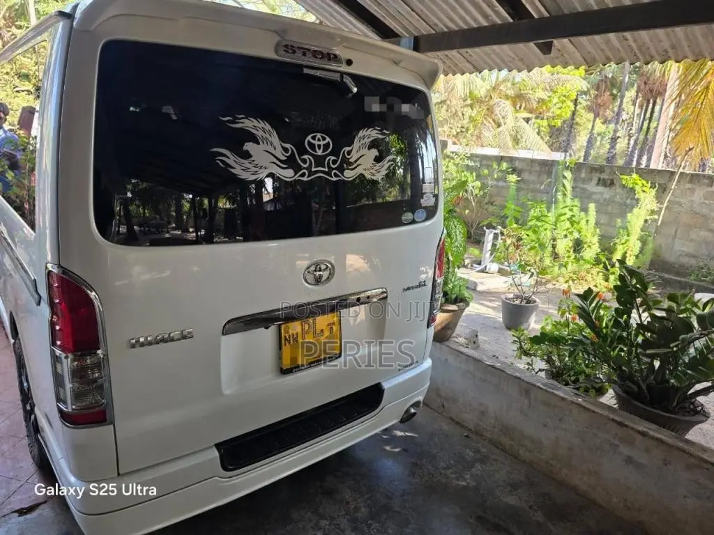 Toyota GDH 201 2018 Van (Used)