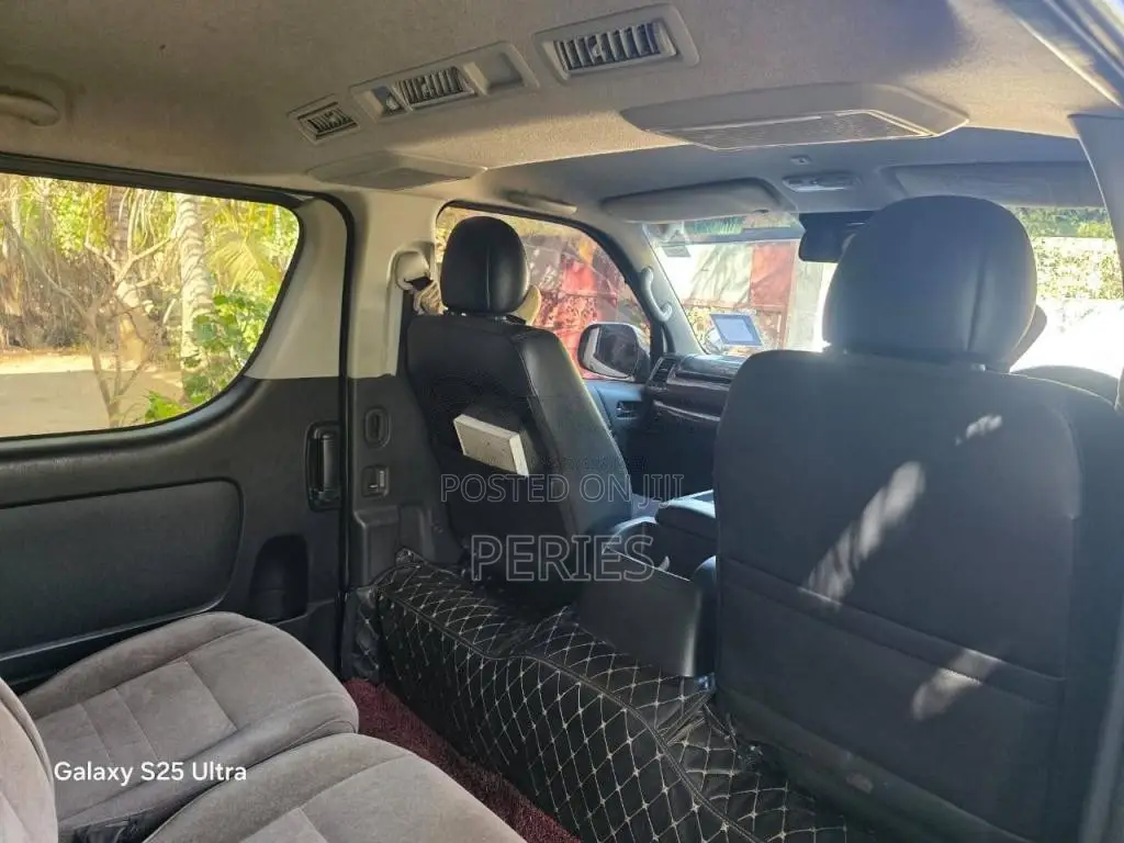 Toyota GDH 201 2018 Van (Used)