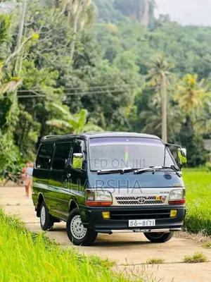 Toyota Dolphin 113 1990 Van (Used)