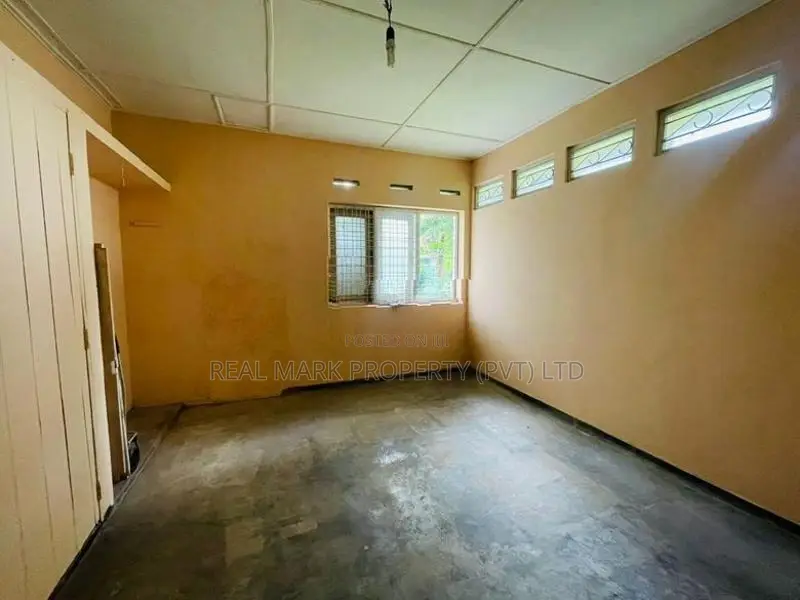 Peaceful Family Residence Surrounded by Greenery in Kelaniya