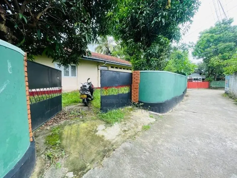 Peaceful Family Residence Surrounded by Greenery in Kelaniya