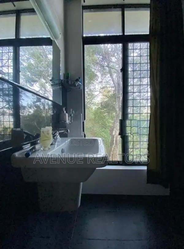 House with Land for Sale in Kandy HS4668