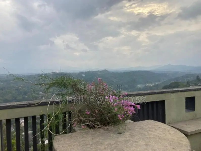 House with Land for Sale in Kandy HS4668