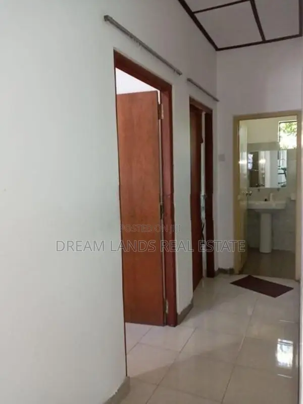 Upper floor for rent commercial propose colombo 5