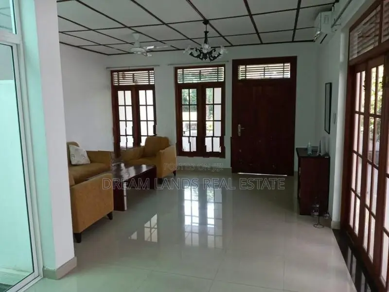Upper floor for rent commercial propose colombo 5