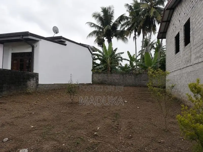 පදිංචියට සුදුසු නිරවුල් ඉඩමක් - ගල්වරුසාපාරෙන් රන්සිලු උයන