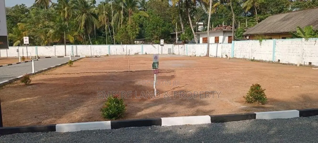 255 බස් පාරට ඇවිදින දුරින් කොට්ටාව මහවත්ත පාර අගනා බිම් කොටස්