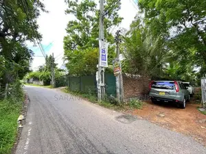 Land in Piliyandala With Old House - Walking Distance to 120 Main Rd