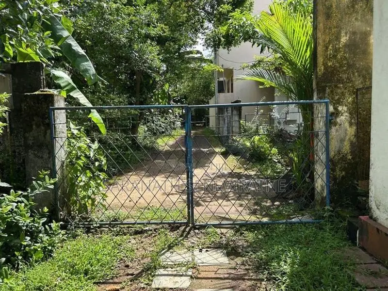 Land in Piliyandala With Old House - Walking Distance to 120 Main Rd