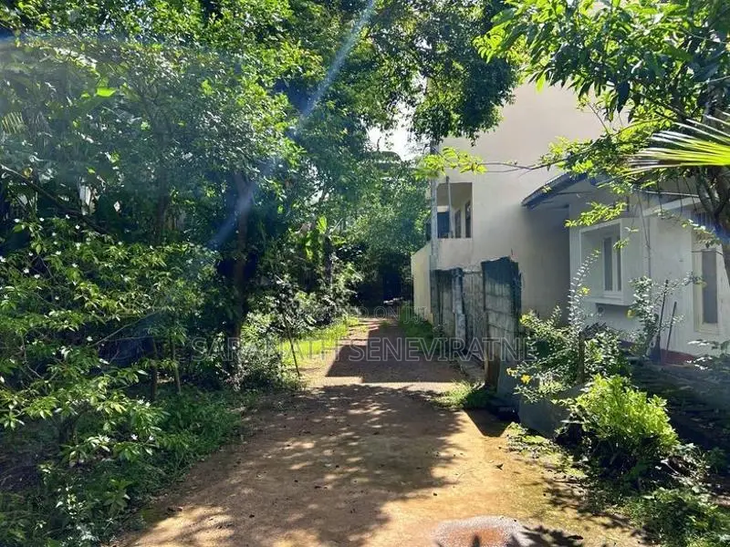Land in Piliyandala With Old House - Walking Distance to 120 Main Rd