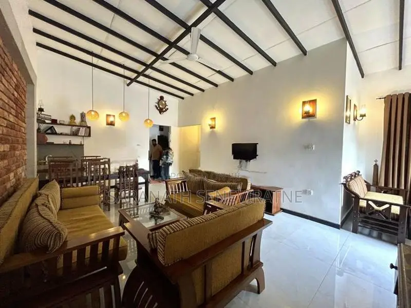 Almost New House in Good Condition - Homagama Meegoda 7.5 perches