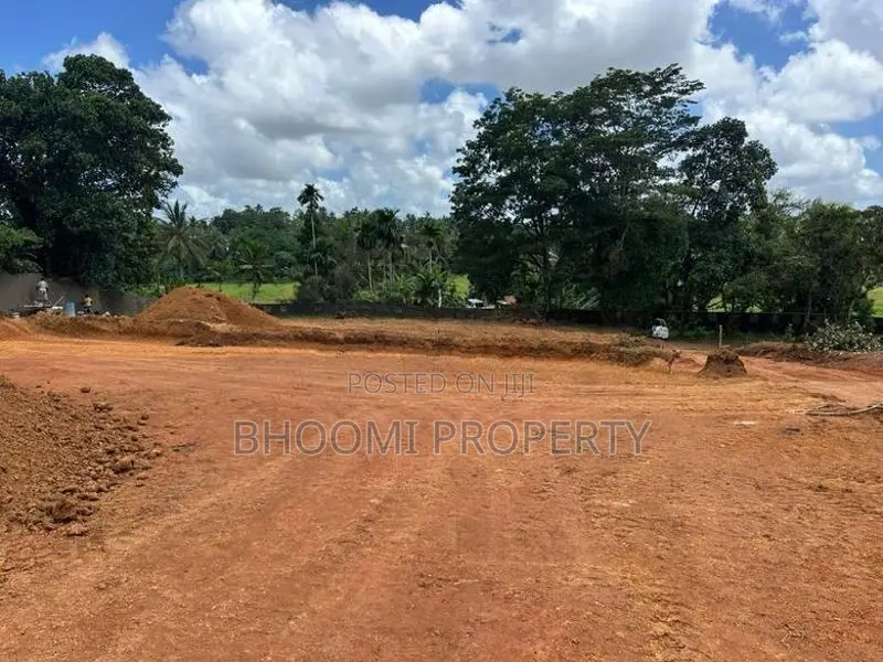 Land in Homagama town facing paddy field