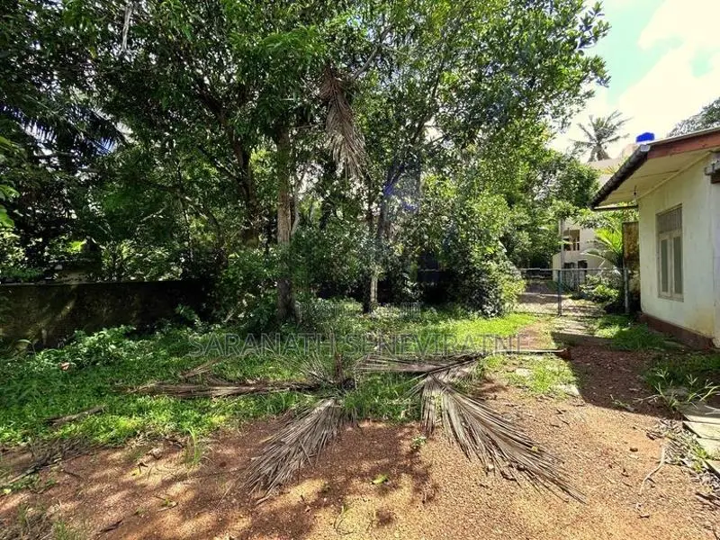Land in Piliyandala With Old House - Walking Distance to 120 Main Rd