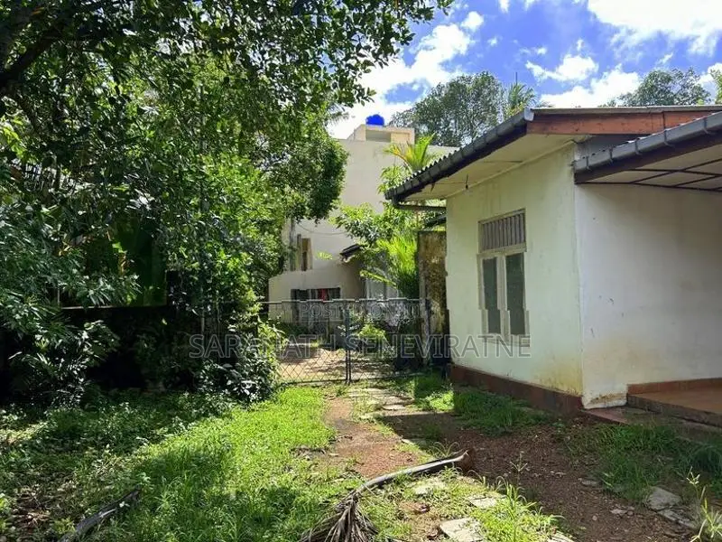 Land in Piliyandala With Old House - Walking Distance to 120 Main Rd