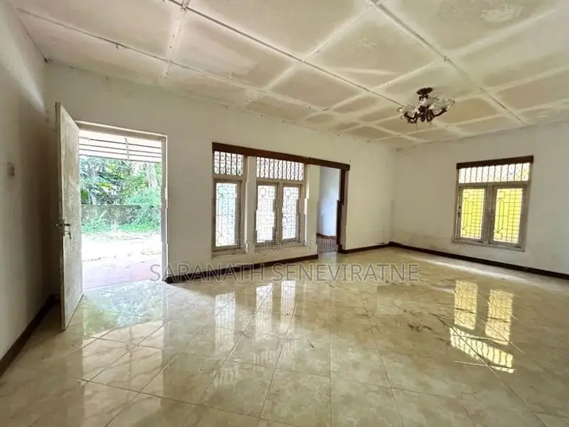 Land in Piliyandala With Old House - Walking Distance to 120 Main Rd