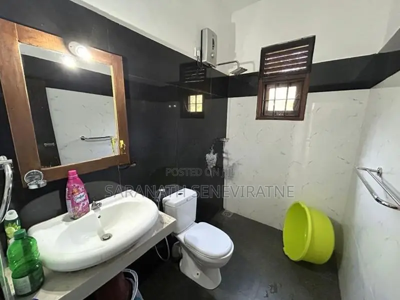 Almost New House in Good Condition - Homagama Meegoda 7.5 perches