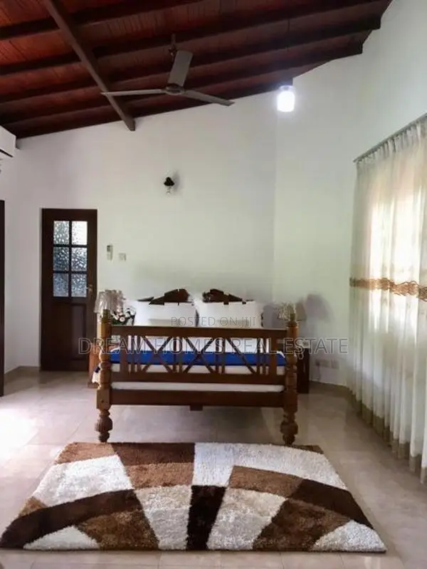 Luxury 2-Storey House for Sale in Thalawathugoda