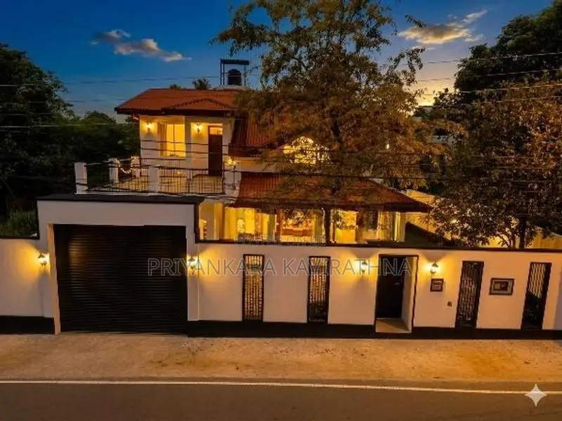 Luxury House For Sale in Gorakapitiya