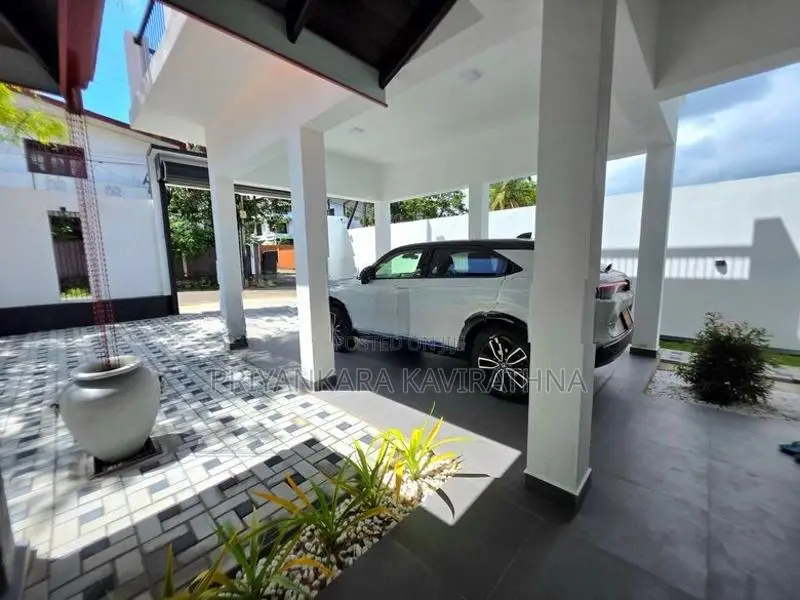 Luxury House For Sale in Gorakapitiya