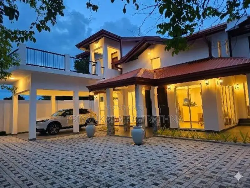 Luxury House For Sale in Gorakapitiya