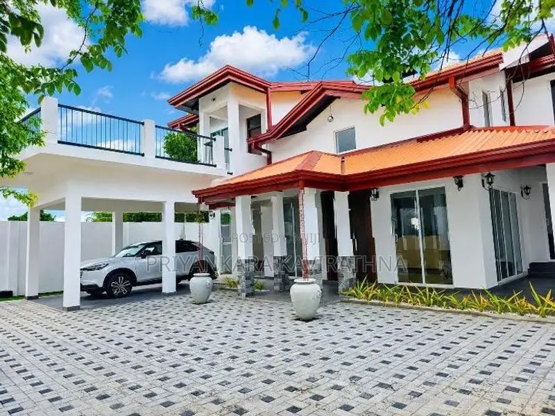 Luxury House For Sale in Gorakapitiya