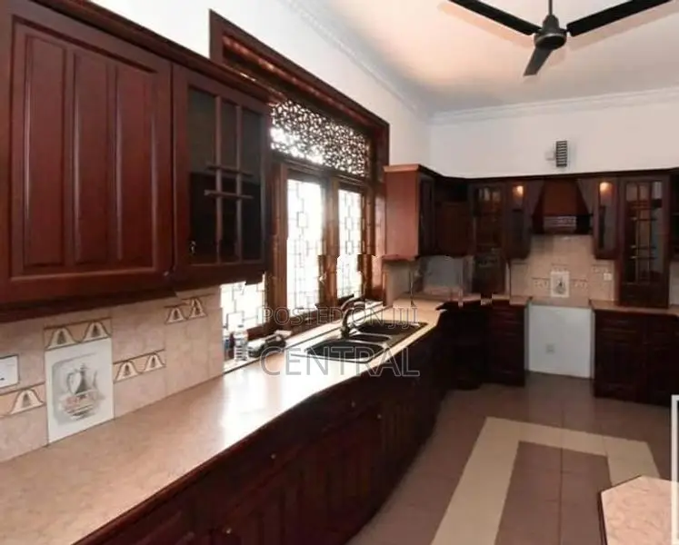 Commercial House for Rent at Off Dickmans Rd, Colombo 5 (C7-10177)