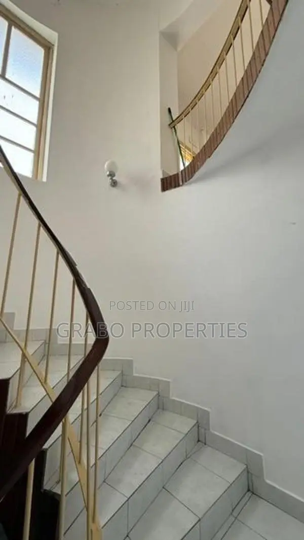 Spacious furnsiehd house for rent in Colombo 7