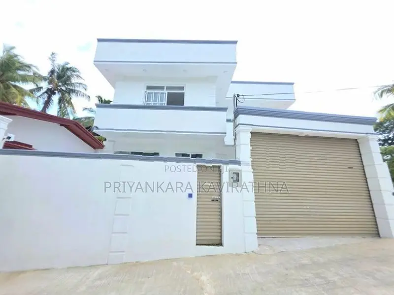 කැස්බෑව හංදියට ඇවිදින දුරින් පිහිටි අලුත්ම දෙමහල් නිවස විකිනීමට