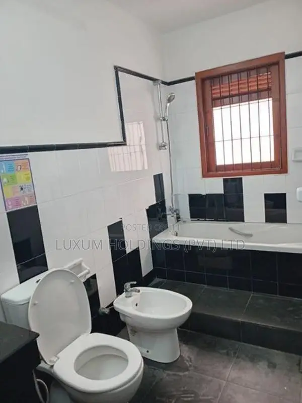 House For Rent With 11 Parkings Off Galle Road Colombo 04 [ 2170C ]