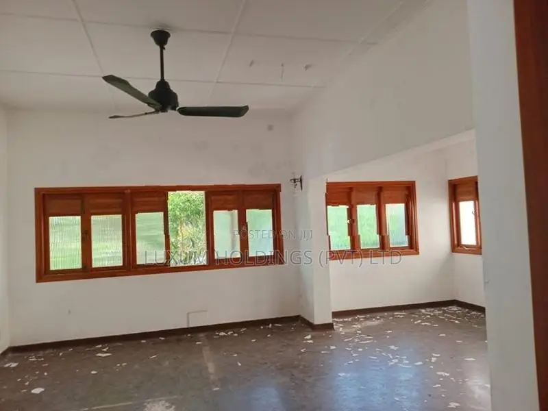 House For Rent With 11 Parkings Off Galle Road Colombo 04 [ 2170C ]