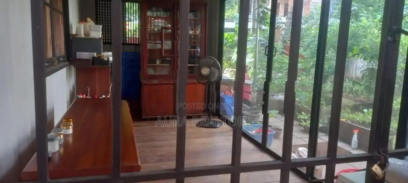Land with House for Sale in Colombo 8 (p-16)