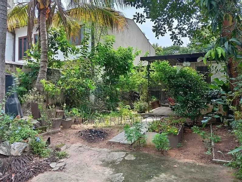 Land with House for Sale in Colombo 8 (p-16)