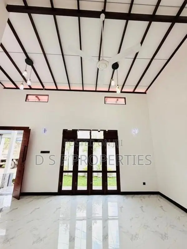 A BRAND NEW SINGALE STORY LUXURY HOUSE In KIRIWATTUDUWA