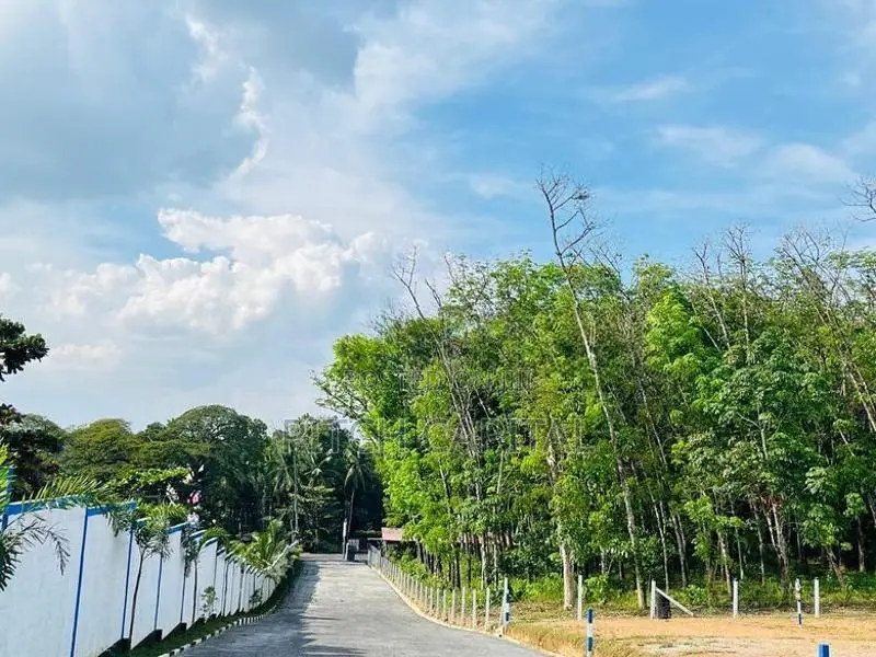 Kaluaggala 122 ප්‍රධාන බස් පාරට මුහුණලා විකිණීමට අගනා බිම් කොටස්