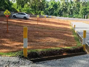 දෙල්ගහකන්ද මංසන්දියෙන් ප්‍රධාන මාර්ගය ට අත පොවන දුරින් බිම් කොටස්