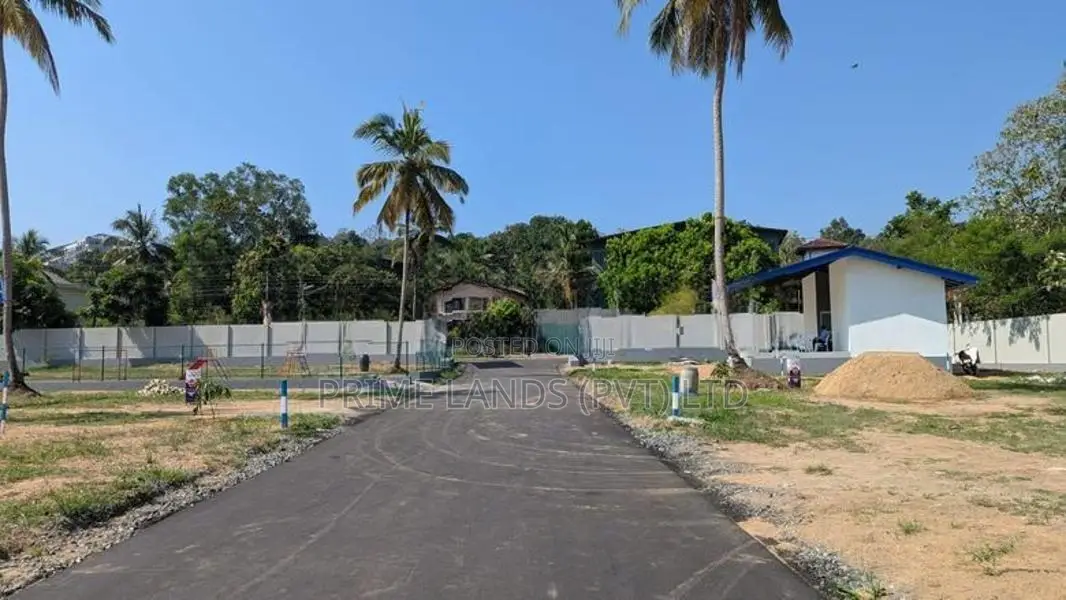 මීගමුව පාර ළඟින්ම මල්කඩුවාවෙන් ඉඩම