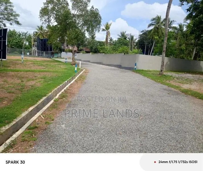 කඩුවෙල Malaba ලඟින් ඉඩම්