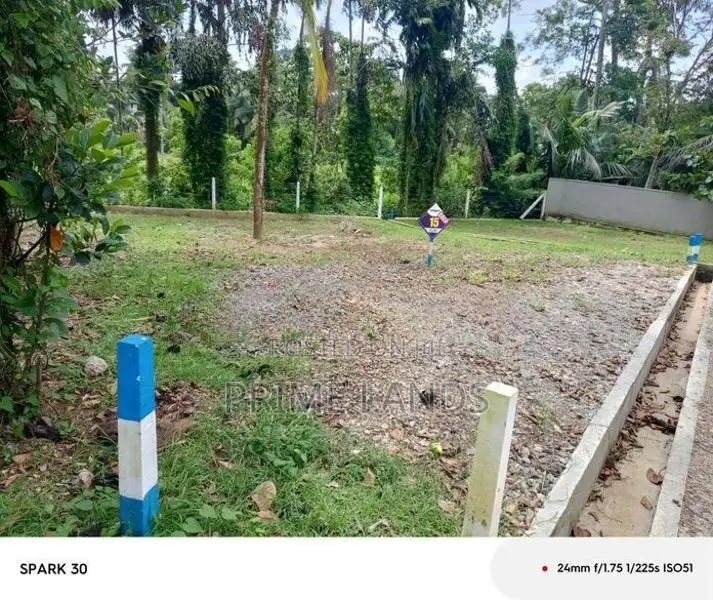 කඩුවෙල Malaba ලඟින් ඉඩම්