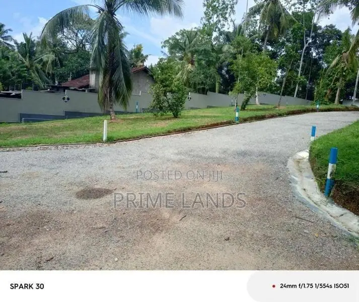කඩුවෙල Malaba ලඟින් ඉඩම්