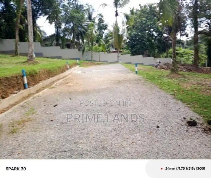 කඩුවෙල Malaba ලඟින් ඉඩම්