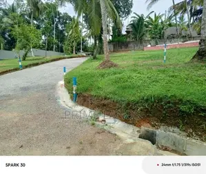 කඩුවෙල Malaba ලඟින් ඉඩම්