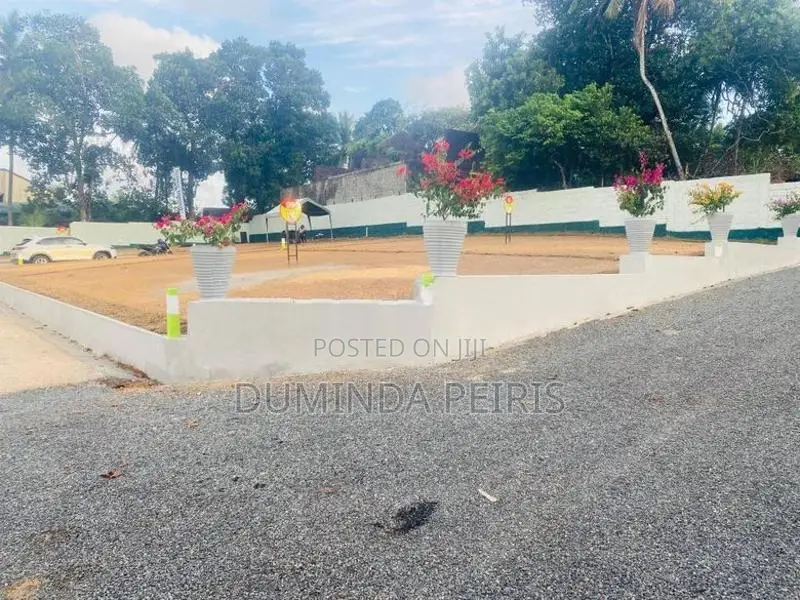 Land in Athurugiriya